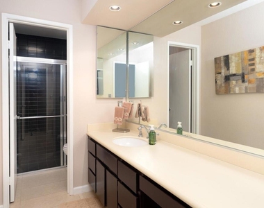 943 Village Square S - Photo Thumbnail 13