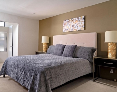 943 Village Square S - Photo Thumbnail 2