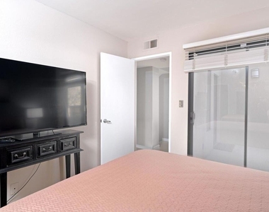943 Village Square S - Photo Thumbnail 12