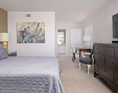 943 Village Square S - Photo Thumbnail 3