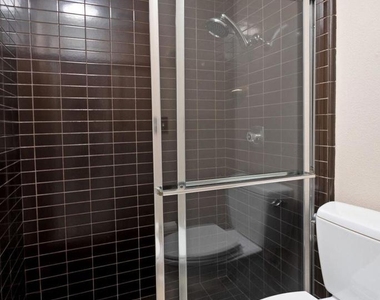 943 Village Square S - Photo Thumbnail 14