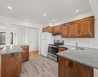 1051 Park Lane N - Photo Thumbnail 8