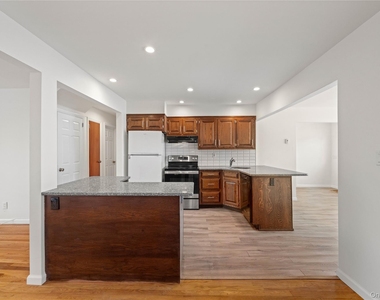 1051 Park Lane N - Photo Thumbnail 7