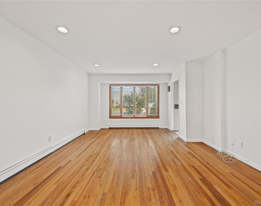 1051 Park Lane N - Photo Thumbnail 4