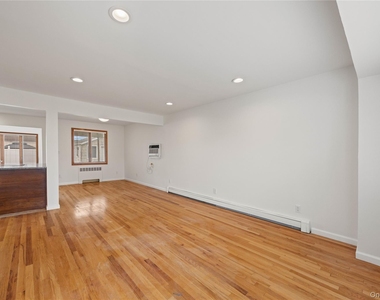 1051 Park Lane N - Photo Thumbnail 2