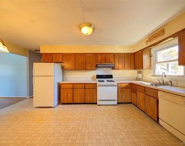 870 Garfield Street - Photo Thumbnail 8
