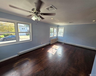 32-23 Plunkett Avenue - Photo Thumbnail 2