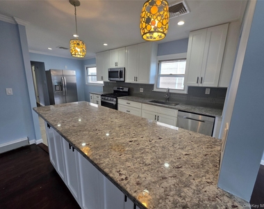 32-23 Plunkett Avenue - Photo Thumbnail 3