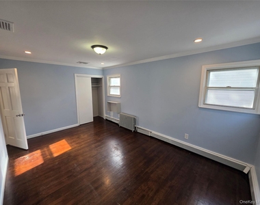 32-23 Plunkett Avenue - Photo Thumbnail 8