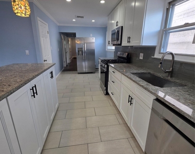 32-23 Plunkett Avenue - Photo Thumbnail 4