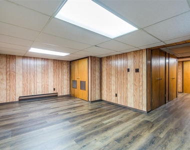 122 Woodlake Drive W - Photo Thumbnail 12