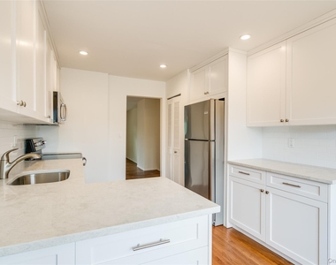 122 Woodlake Drive W - Photo Thumbnail 4