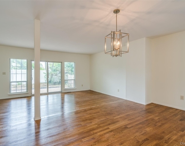 122 Woodlake Drive W - Photo Thumbnail 7