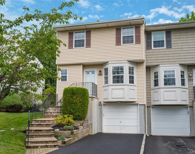 122 Woodlake Drive W - Photo Thumbnail 1