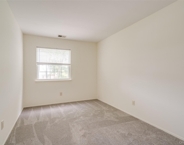 122 Woodlake Drive W - Photo Thumbnail 10