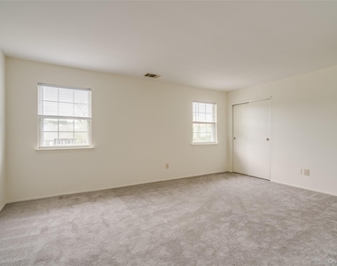 122 Woodlake Drive W - Photo Thumbnail 8
