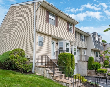 122 Woodlake Drive W - Photo Thumbnail 2