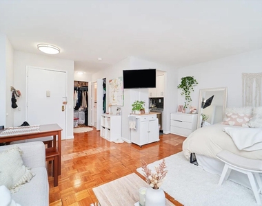 337 W 43rd Street - Photo Thumbnail 4
