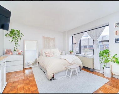 337 W 43rd Street - Photo Thumbnail 2