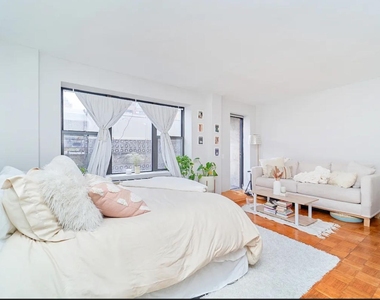 337 W 43rd Street - Photo Thumbnail 3