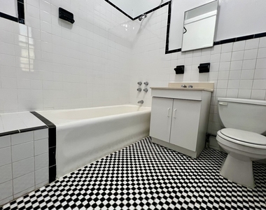 155 E 52nd Street - Photo Thumbnail 1