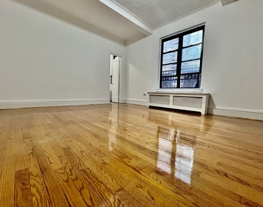 155 E 52nd Street - Photo Thumbnail 3