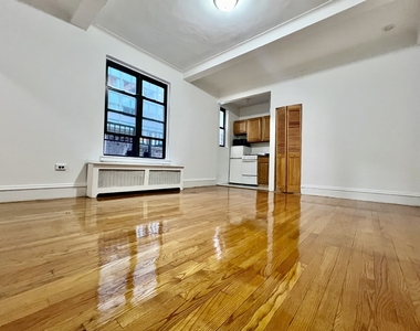 155 E 52nd Street - Photo Thumbnail 2