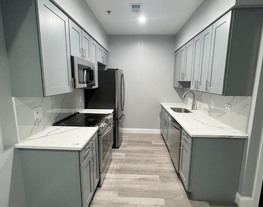 1611 Ridge Avenue - Photo Thumbnail 9