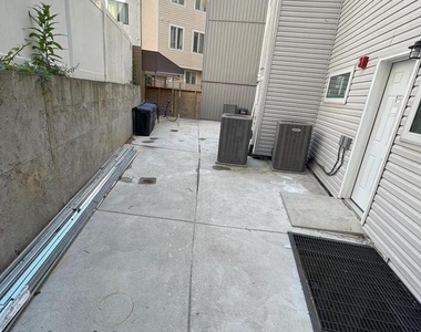 1611 Ridge Avenue - Photo Thumbnail 6