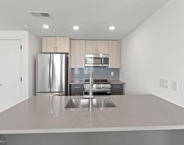 2000 Dreer Street - Photo Thumbnail 3