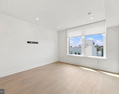 2000 Dreer Street - Photo Thumbnail 7