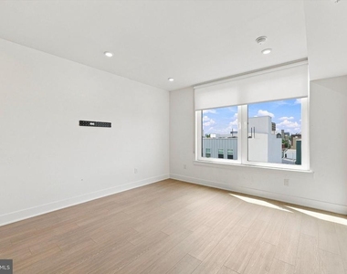 2000 Dreer Street - Photo Thumbnail 7