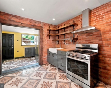 102 E Huntingdon Street - Photo Thumbnail 6