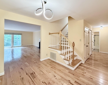106 Montrose Drive - Photo Thumbnail 4