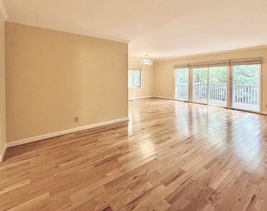 106 Montrose Drive - Photo Thumbnail 7