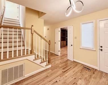 106 Montrose Drive - Photo Thumbnail 5