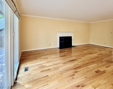 106 Montrose Drive - Photo Thumbnail 10