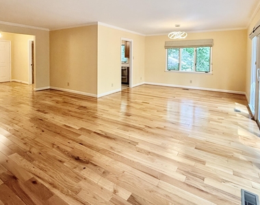 106 Montrose Drive - Photo Thumbnail 8