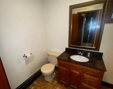 727 S 16th Street - Photo Thumbnail 2