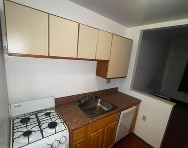 727 S 16th Street - Photo Thumbnail 1