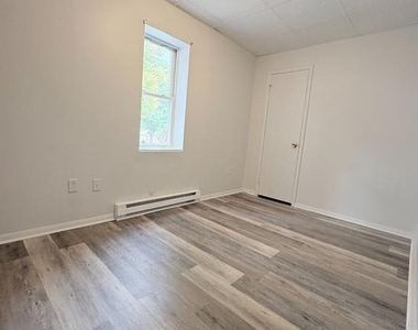 906 Argus Street - Photo Thumbnail 7