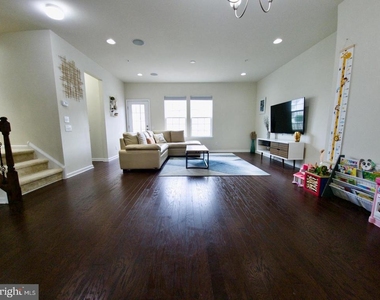 111 Admiral Lane - Photo Thumbnail 6