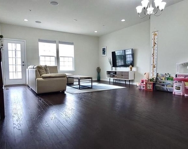 111 Admiral Lane - Photo Thumbnail 8