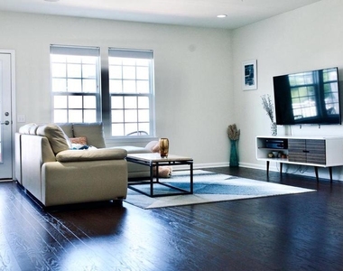 111 Admiral Lane - Photo Thumbnail 9