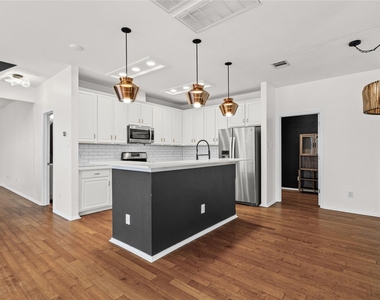10605 Lindshire Ln - Photo Thumbnail 9