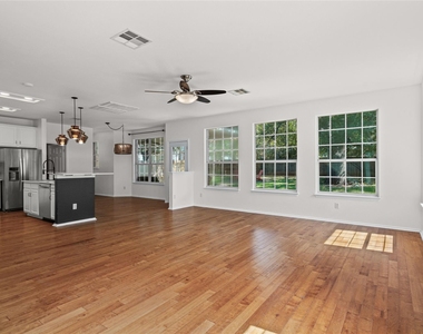 10605 Lindshire Ln - Photo Thumbnail 6