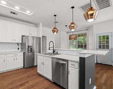 10605 Lindshire Ln - Photo Thumbnail 10