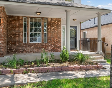 10605 Lindshire Ln - Photo Thumbnail 2