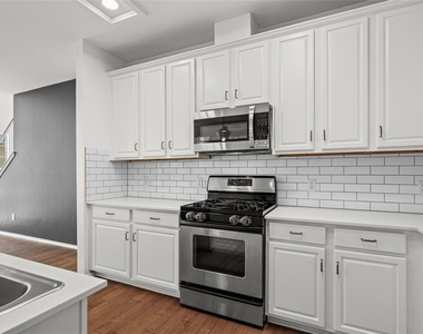10605 Lindshire Ln - Photo Thumbnail 11