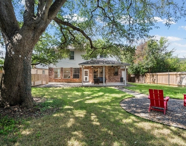 10605 Lindshire Ln - Photo Thumbnail 18